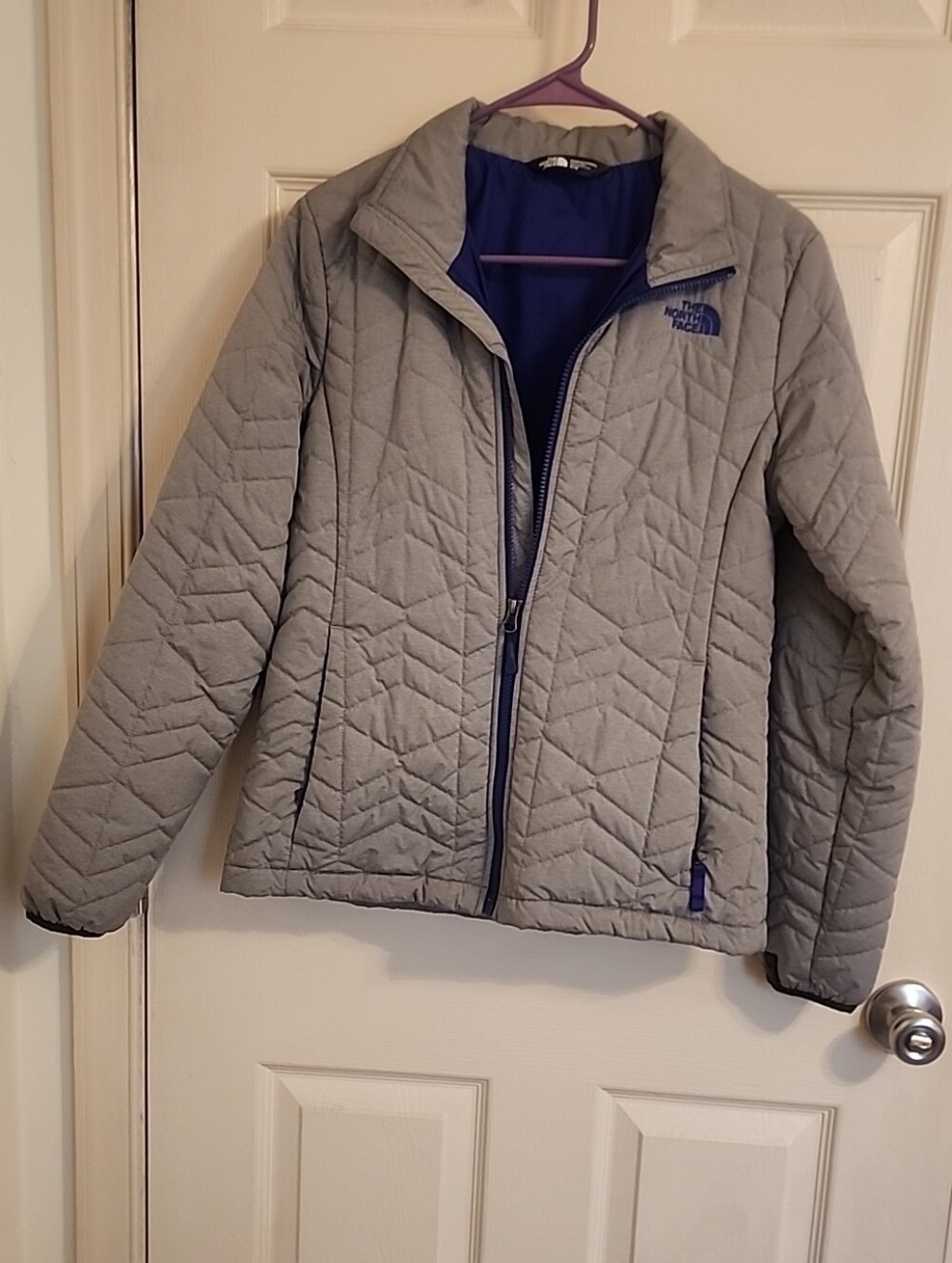 The North Face Women's Light Gray Quilted Puffer Jacket with Purple Lining